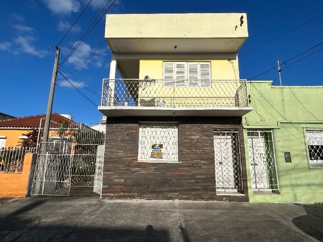 Casa com 161m² 11 quartos e 3 banheiros, à venda, no bairro Fragata em Pelotas