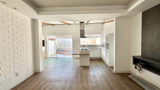 Casa à venda – Três Vendas, 70m², 2 quartos, 2 vagas, sala integrada, churrasqueira e piscina. Condomínio completo com lazer e portaria 24h.