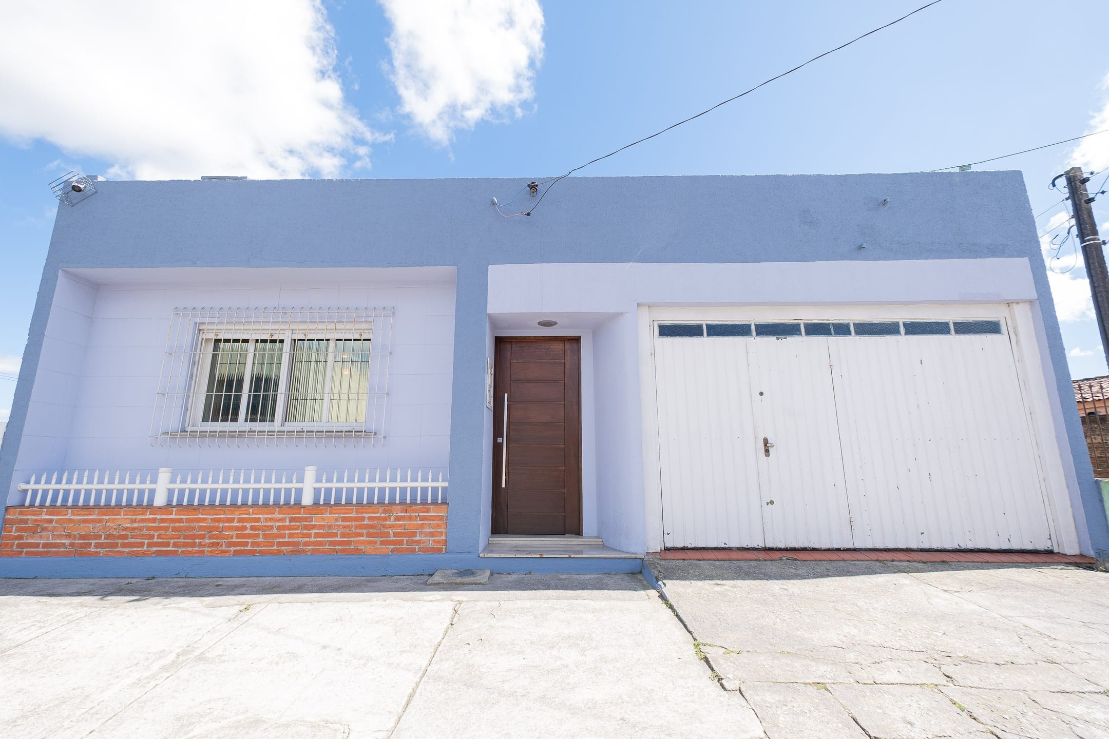 Casa à venda nas Três Vendas – 176m², 3 quartos, 3 banheiros, salas amplas, área gourmet, piscina e lareira. Bem localizada e aconchegante.