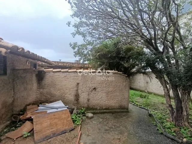 Casa com 360m² 2 quartos e 1 banheiro, à venda, no bairro Planalto em Belo Horizonte