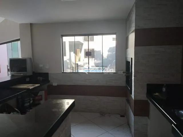 Casa com 700m² 3 quartos e 2 banheiros, à venda, no bairro Centro em Arapongas