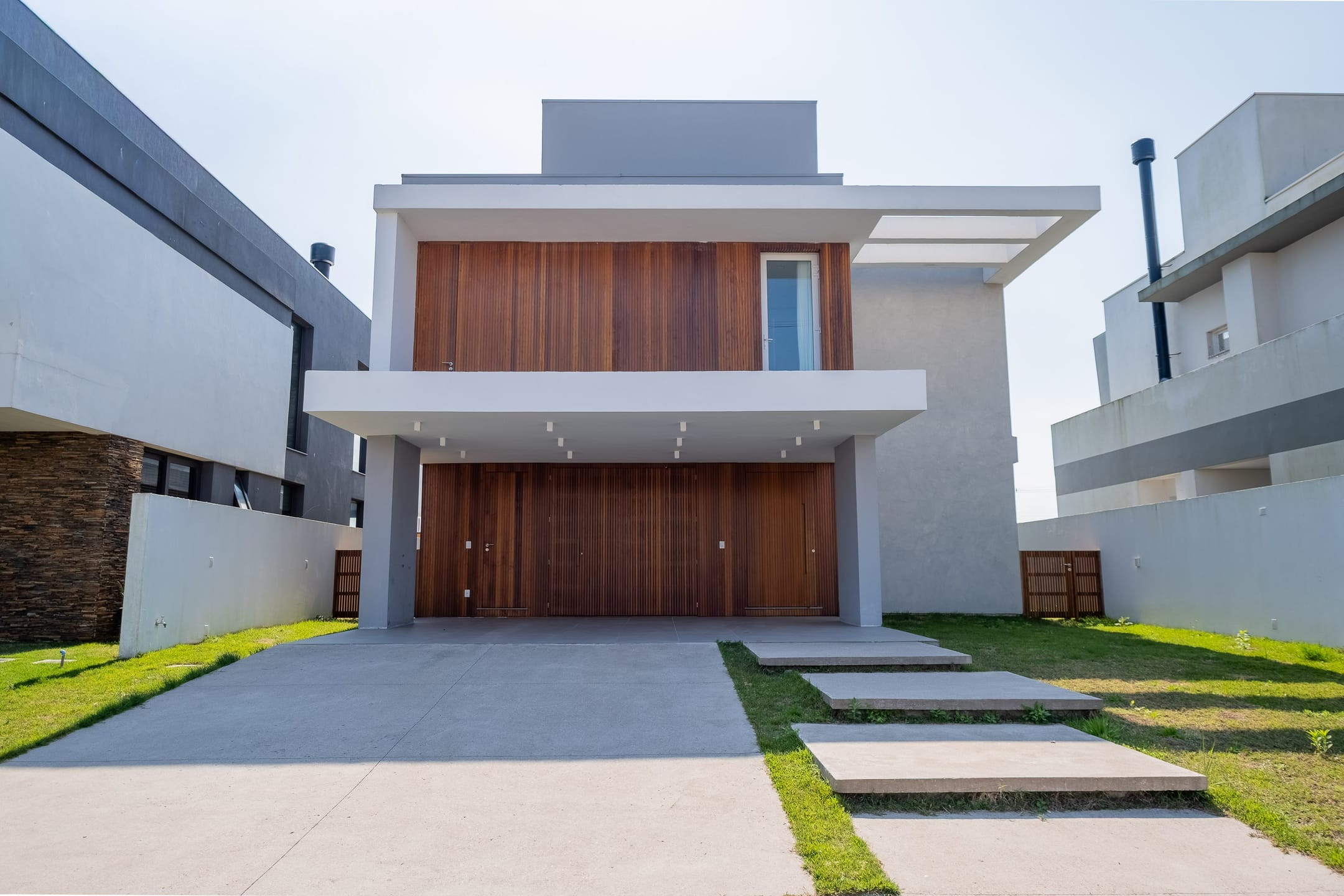 Casa mobiliada à venda no Alphaville Fase 2, Laranjal – 3 suítes, piscina, espaço gourmet, calefação e lareira em Pelotas (RS).