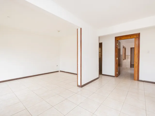Casa com 300m² 4 quartos e 4 banheiros, à venda ou para alugar, no bairro Três Vendas em Pelotas
