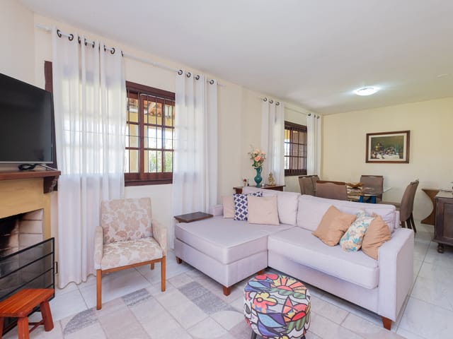 Casa com 600m² 4 quartos e 3 banheiros, à venda, no bairro Laranjal em Pelotas