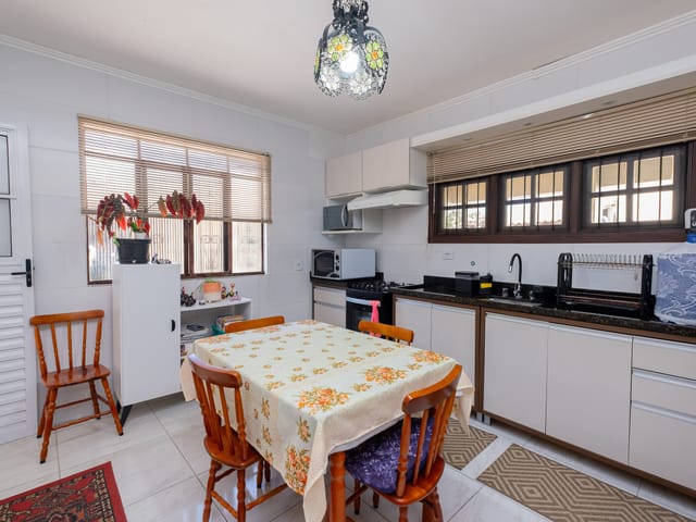 Casa com 600m² 4 quartos e 3 banheiros, à venda, no bairro Laranjal em Pelotas