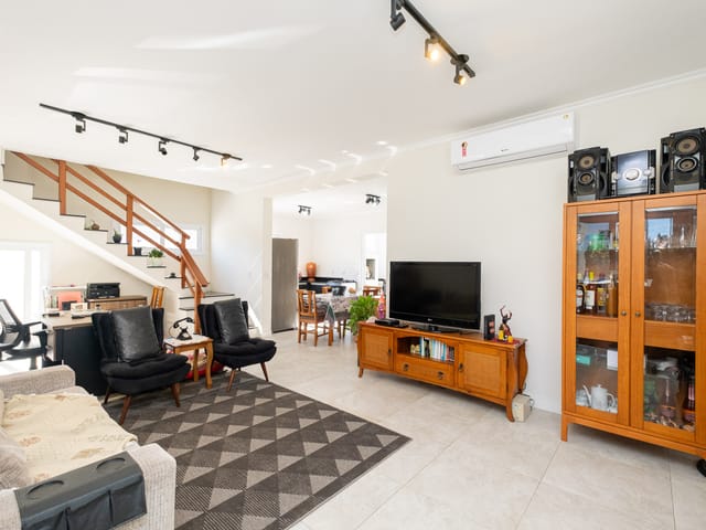 Foto do Casa - Casa à venda no Alphaville Fase 1, Laranjal: 185m², 2 quartos (1 suíte), 2 vagas, varanda e churrasqueira. Condomínio completo com segurança e lazer premium. | UP Imóveis