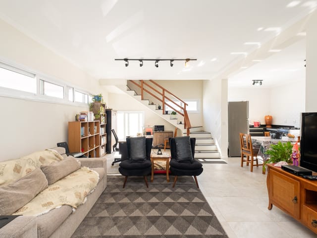 Foto do Casa - Casa à venda no Alphaville Fase 1, Laranjal: 185m², 2 quartos (1 suíte), 2 vagas, varanda e churrasqueira. Condomínio completo com segurança e lazer premium. | UP Imóveis