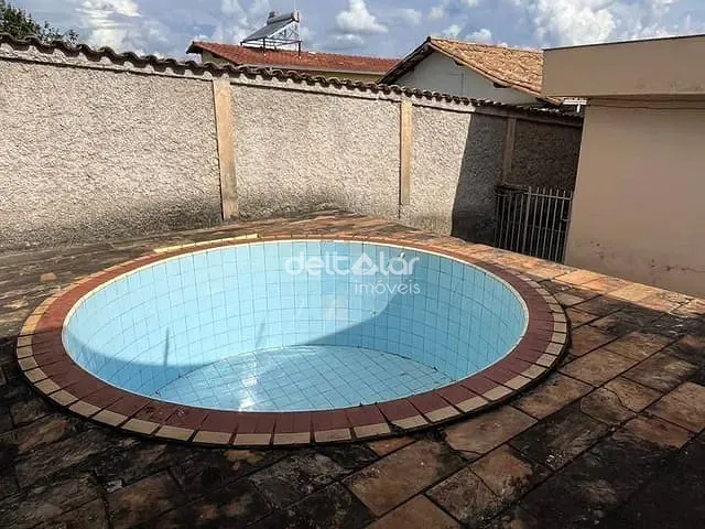 Casa com 360m² 3 quartos e 1 banheiro, à venda, no bairro Santa Mônica em Belo Horizonte