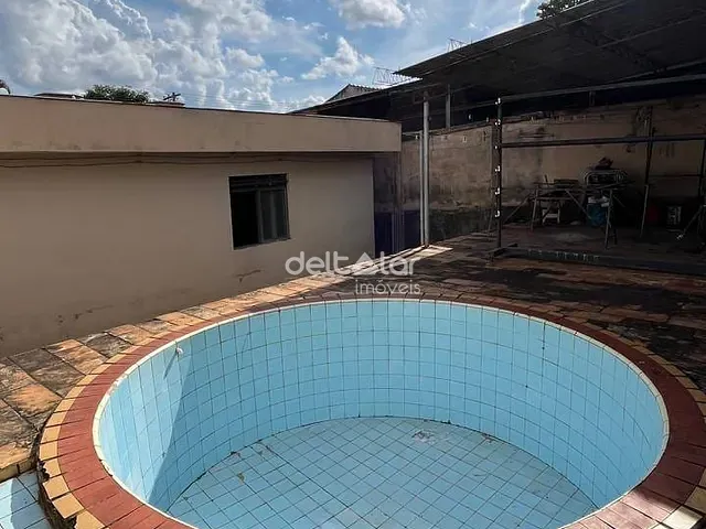 Casa com 360m² 3 quartos e 1 banheiro, à venda, no bairro Santa Mônica em Belo Horizonte