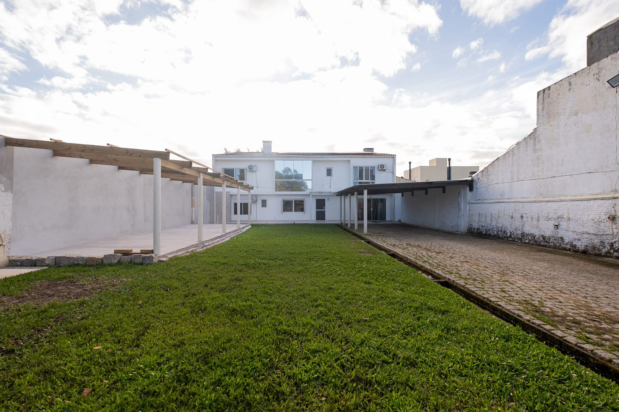 Casa à venda no Laranjal, 200 m², 3 quartos (1 suíte), 5 vagas, lareira, jardim de inverno e espaço gourmet.