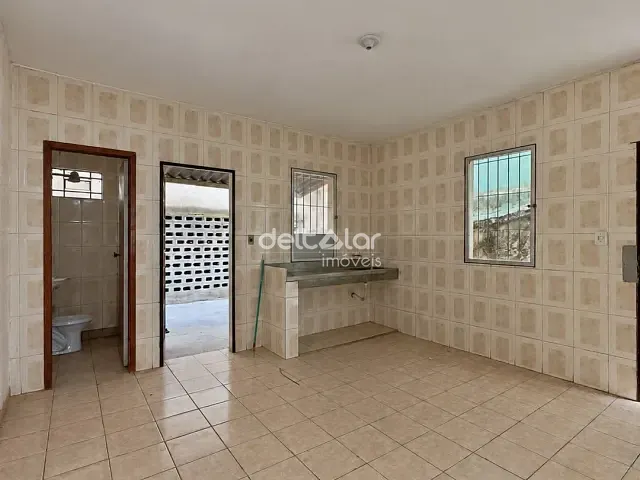 Casa com 95m² 2 quartos e 1 banheiro, para alugar, no bairro Candelária em Belo Horizonte