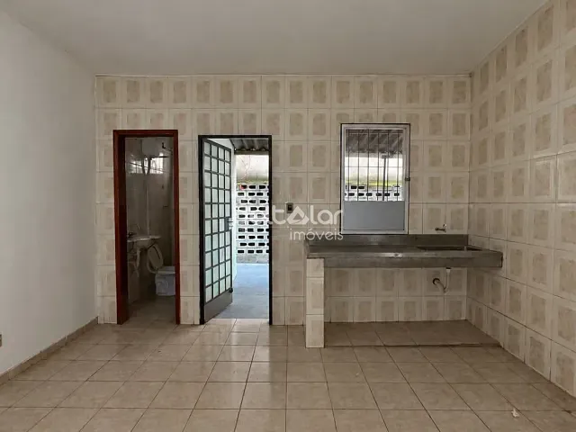 Casa com 95m² 2 quartos e 1 banheiro, para alugar, no bairro Candelária em Belo Horizonte