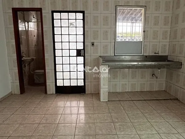 Casa com 65m² 2 quartos e 1 banheiro, para alugar, no bairro Candelária em Belo Horizonte