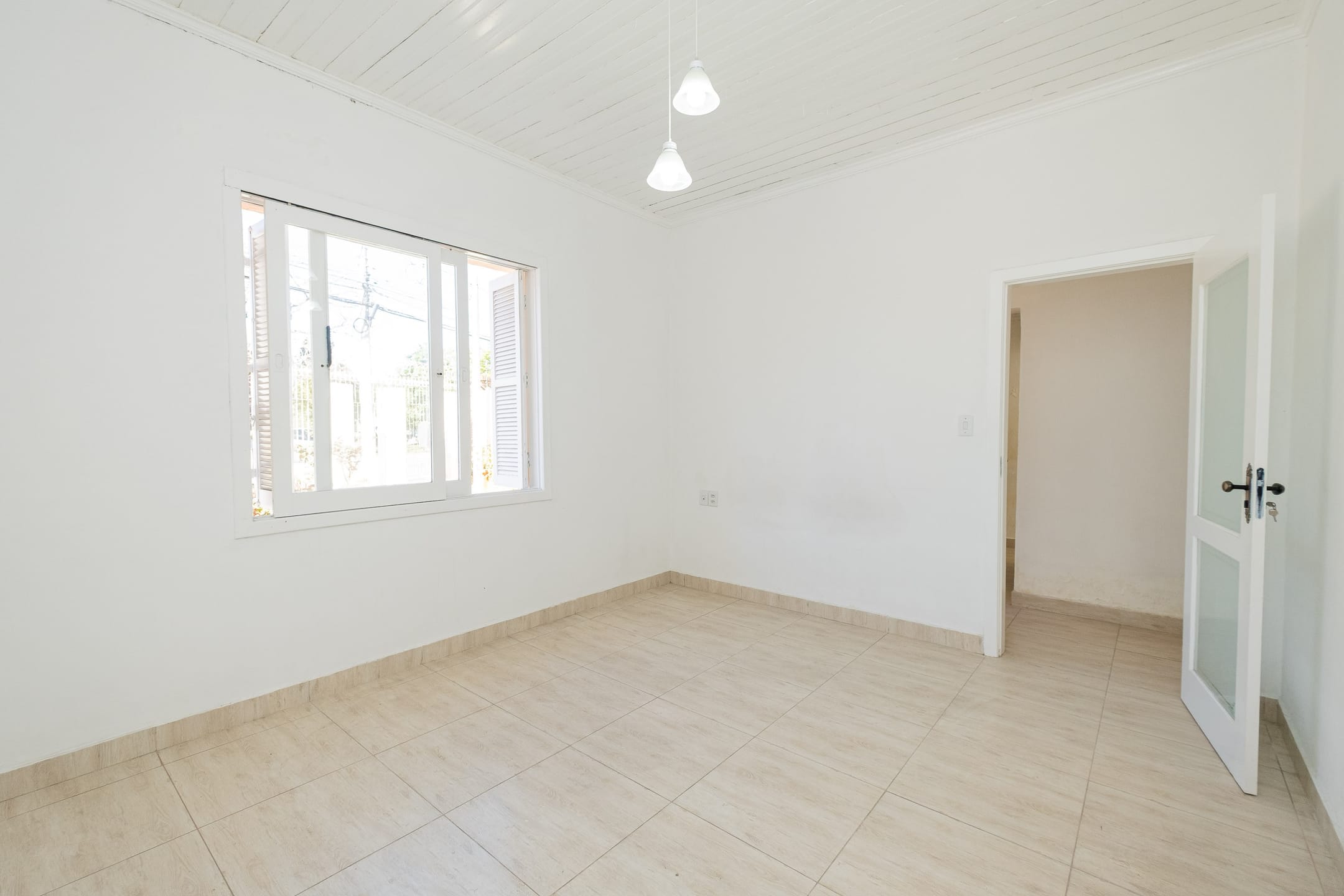 Casa à venda na Av. Dom Joaquim, Zona Norte de Pelotas - 190 m², 3 quartos, espaço gourmet com churrasqueira e ótima posição solar.