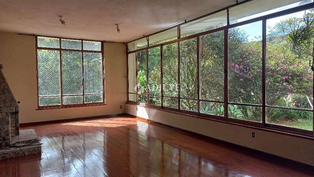 Casa à venda e aluguel com 3 quartos, 168m² - Foto 1