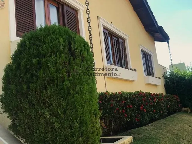 Casa com 750m² 3 quartos e 4 banheiros, à venda, no bairro Vila Zeze em Jacareí