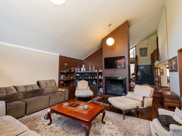 Foto do Casa - Casa à venda nas Três Vendas, 510m², 4 quartos (sendo 2 suítes), sala ampla, lareira, churrasqueira, jardim de inverno e portão eletrônico. | UP Imóveis