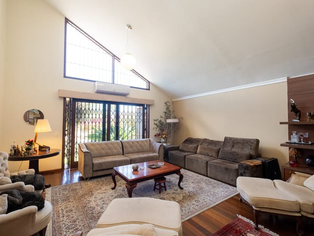 Foto do Casa - Casa à venda nas Três Vendas, 510m², 4 quartos (sendo 2 suítes), sala ampla, lareira, churrasqueira, jardim de inverno e portão eletrônico. | UP Imóveis