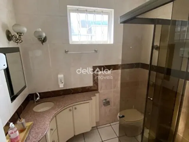 Casa com 220m² 6 quartos e 4 banheiros, para alugar, no bairro Candelária em Belo Horizonte