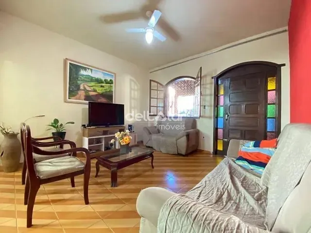 Casa com 360m² 4 quartos e 2 banheiros, à venda, no bairro Candelária em Belo Horizonte