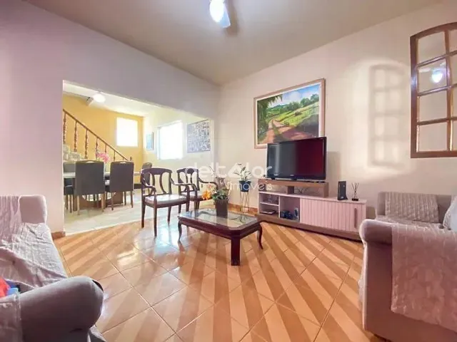 Casa com 360m² 4 quartos e 2 banheiros, à venda, no bairro Candelária em Belo Horizonte