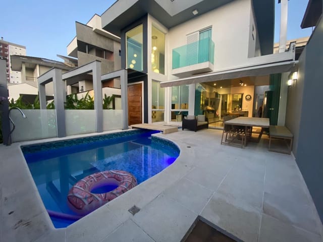 Casa com 256m² 4 quartos e 5 banheiros, à venda ou para alugar, no bairro Urbanova em São José dos Campos