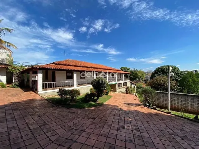 Casa com 2100m² 5 quartos e 3 banheiros, à venda, no bairro Santa Amélia em Belo Horizonte
