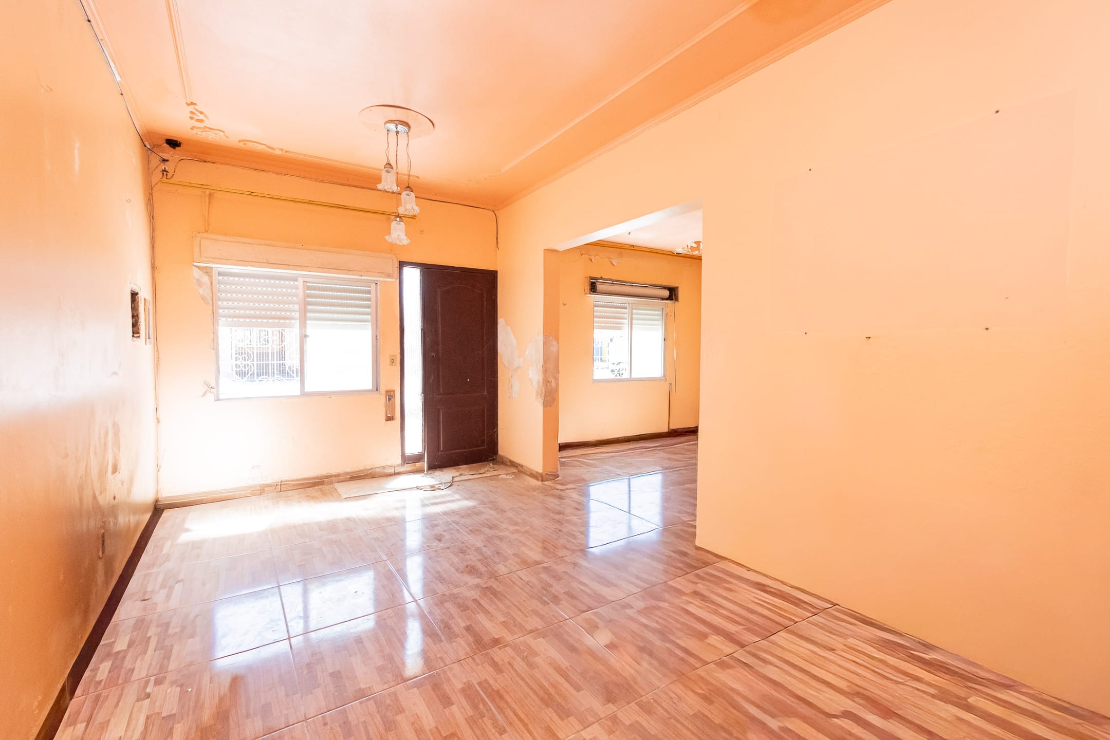 Casa espaçosa à venda no Fragata com 3 quartos (sendo 1 suíte), 2 salas, lareira, piscina, 5 vagas e ótimo acabamento.