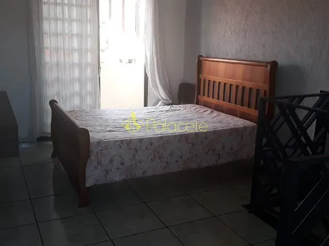 Casa com 300m² 3 quartos e 4 banheiros, à venda, no bairro Parque Santo Antônio em Taubaté