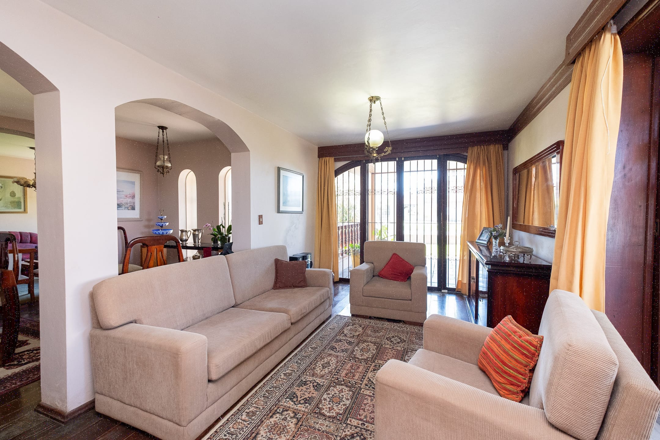 Casa à venda no Areal, Pelotas: 600 m², 4 quartos (sendo 1 suíte), lareira e área gourmet impecável com ampla piscina.