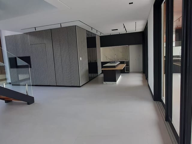 Casa com 700m² 4 quartos e 2 banheiros, à venda, no bairro Condomínio Reserva do Paratehy em São José dos Campos