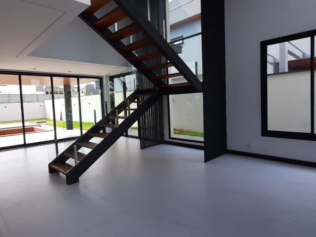 Casa com 700m² 4 quartos e 2 banheiros, à venda, no bairro Condomínio Reserva do Paratehy em São José dos Campos