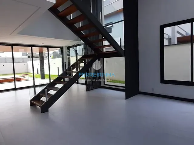 Casa com 700m² 4 quartos e 2 banheiros, à venda, no bairro Condomínio Reserva do Paratehy em São José dos Campos
