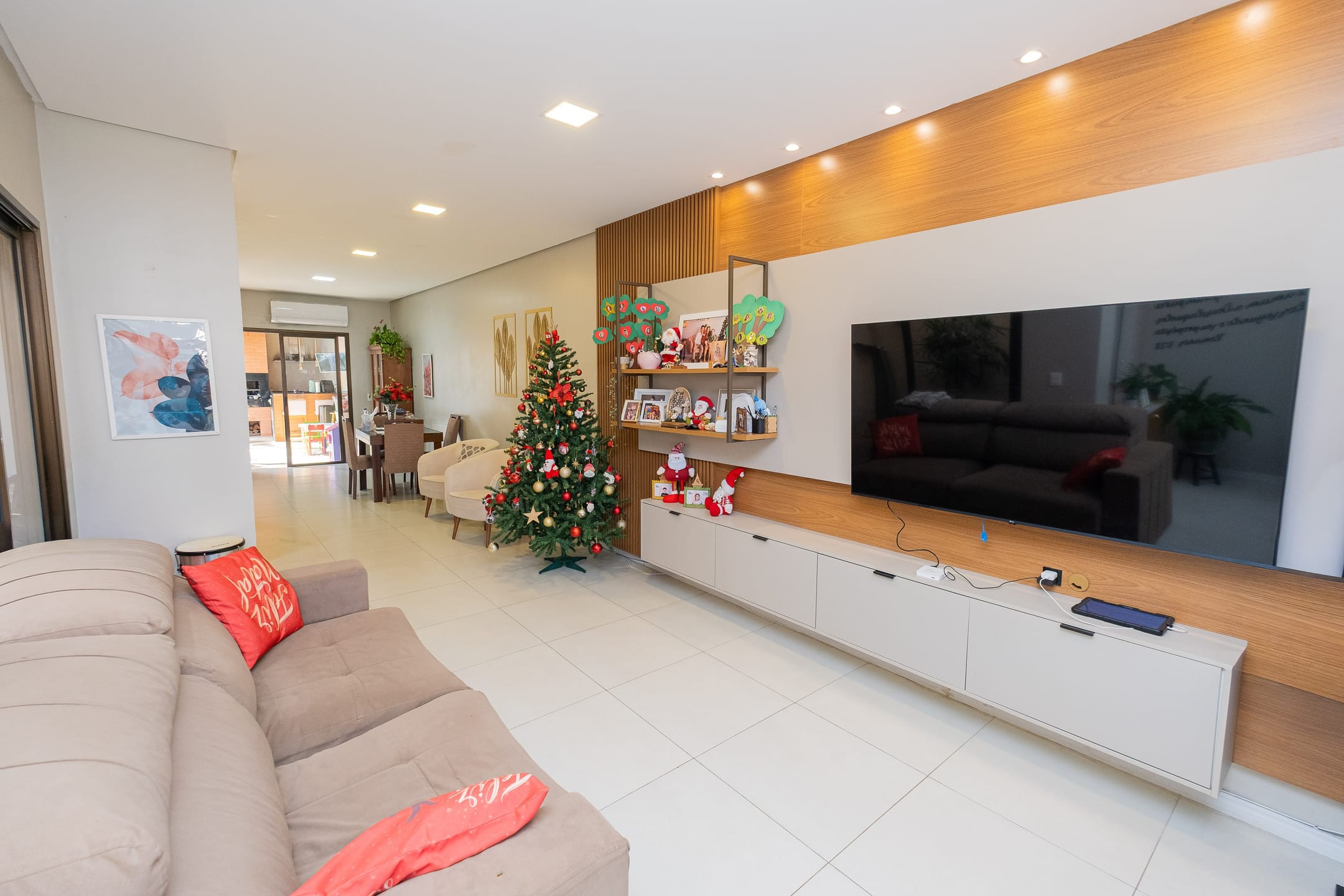 Casa à venda no Amarilis, Laranjal - 170 m², 3 quartos (todos suítes), móveis planejados e área gourmet com churrasqueira e piscina.