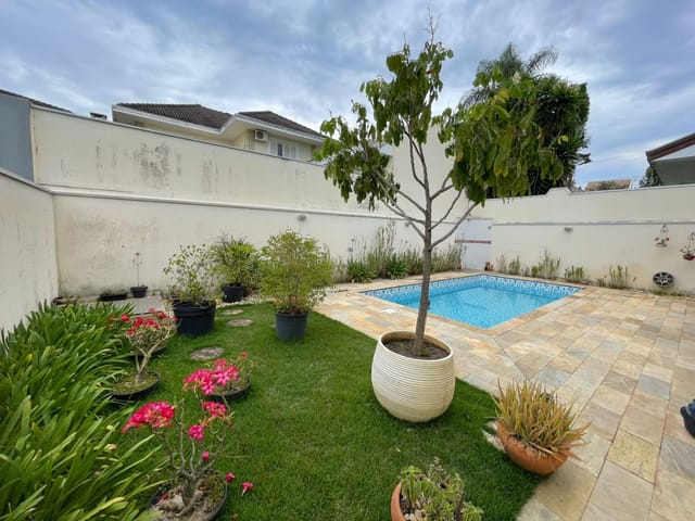 Casa com 375m² 4 quartos e 6 banheiros, à venda ou para alugar, no bairro Urbanova em São José dos Campos