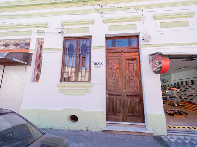 Casa 3 quartos e 2 banheiros, para alugar, no bairro Centro em Pelotas
