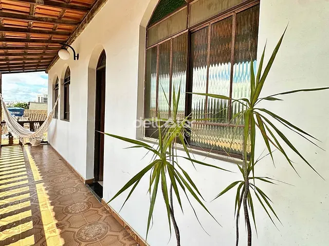 Casa com 120m² 3 quartos e 2 banheiros, para alugar, no bairro Planalto em Belo Horizonte