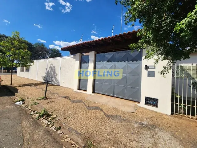 Casa com 404m² 2 quartos e 2 banheiros, à venda ou para alugar, no bairro Cidade Claret em Rio Claro