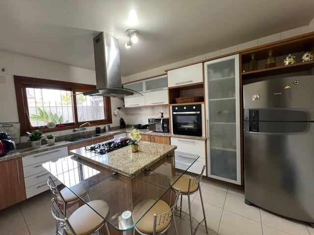 Casa 3 quartos e 4 banheiros, à venda, no bairro Centro em Pelotas