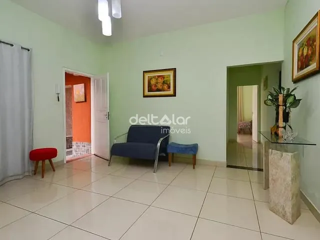 Casa com 360m² 8 quartos e 5 banheiros, para alugar, no bairro Sagrada Família em Belo Horizonte
