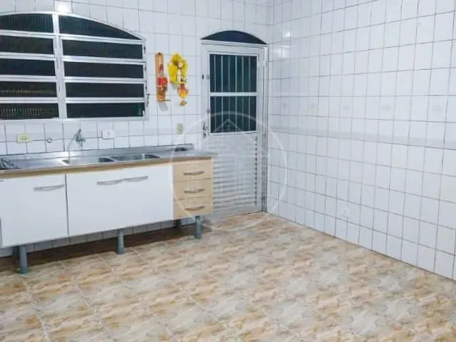 Casa com 250m² 5 quartos e 3 banheiros, para alugar, no bairro Jardim Lucélia em São Paulo