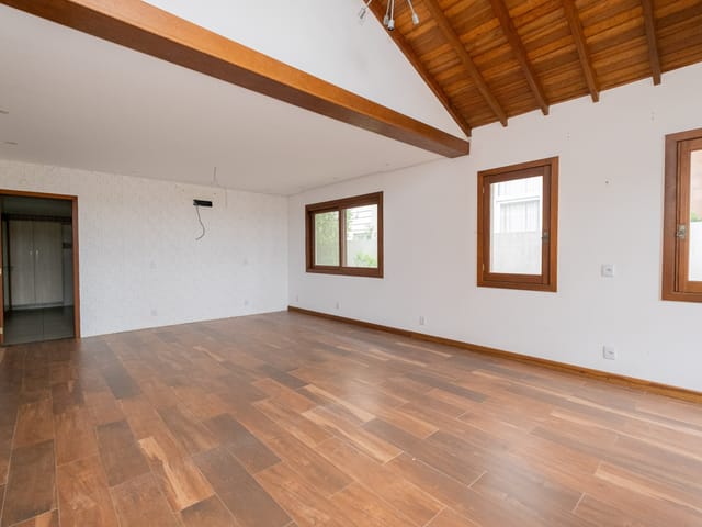 Casa 3 quartos e 4 banheiros, à venda, no bairro Laranjal em Pelotas