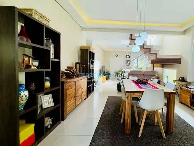Casa com 375m² 4 quartos e 5 banheiros, à venda, no bairro Urbanova em São José dos Campos