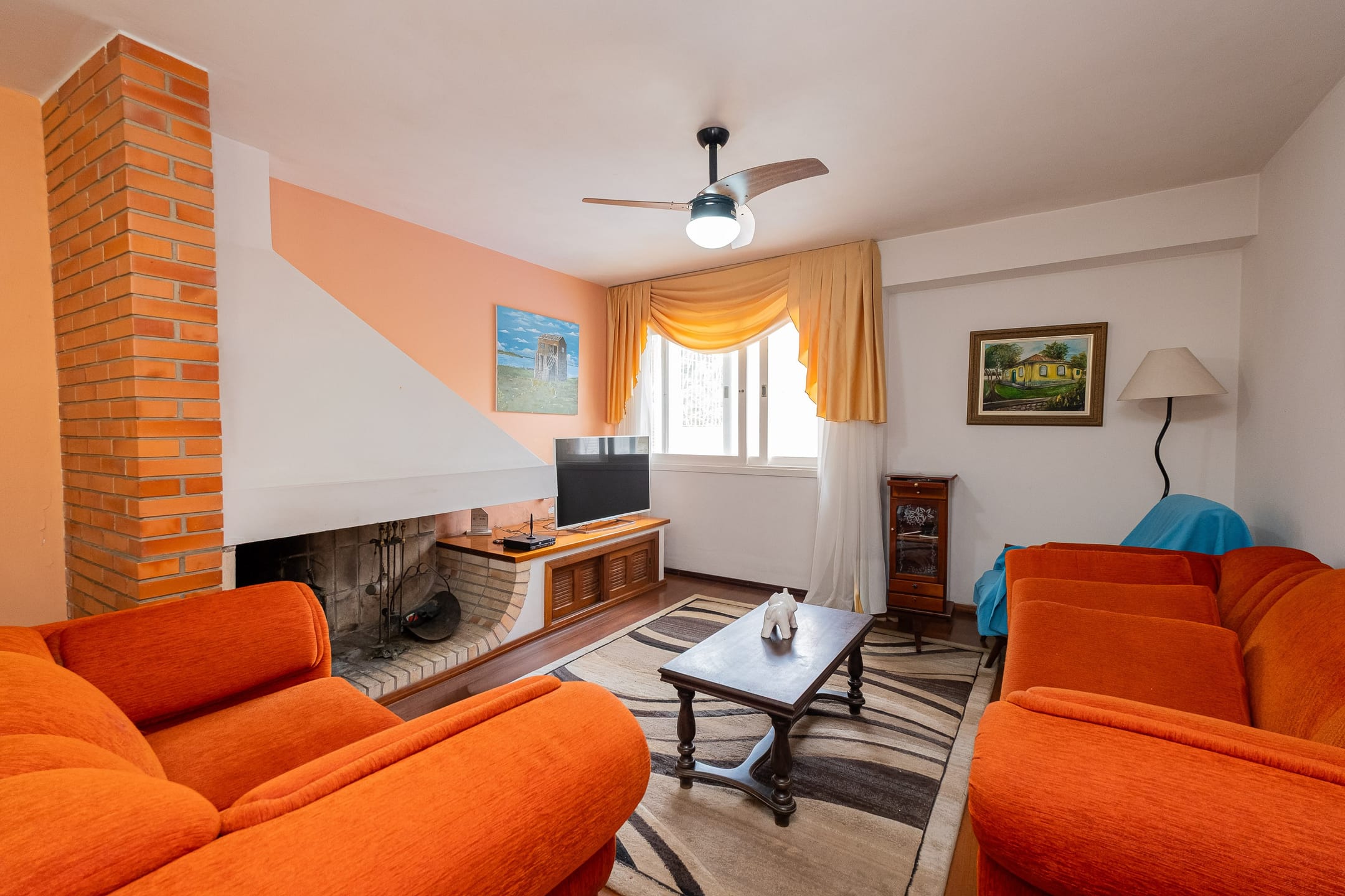 Casa mobiliada à venda no Areal, Pelotas – 400 m², 4 quartos (sendo 3 suítes), lareira, espaço gourmet completo com piscina aquecida e churrasqueira.