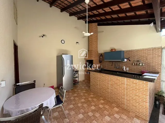 Casa com 250m² 4 quartos e 4 banheiros, à venda, no bairro Jardim Shangri-Lá em Bauru