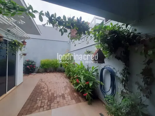 Casa com 300m² 5 quartos e 4 banheiros, à venda, no bairro Santa Mônica em Londrina