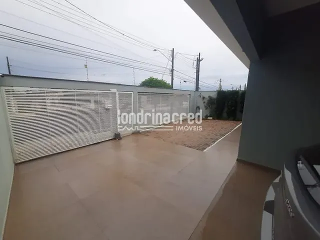 Casa com 300m² 5 quartos e 4 banheiros, à venda, no bairro Santa Mônica em Londrina