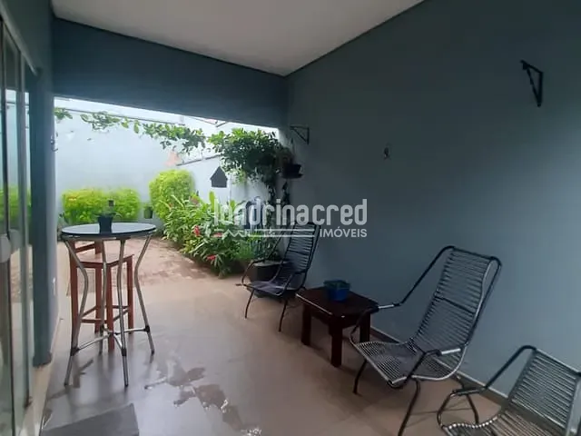 Casa com 300m² 5 quartos e 4 banheiros, à venda, no bairro Santa Mônica em Londrina