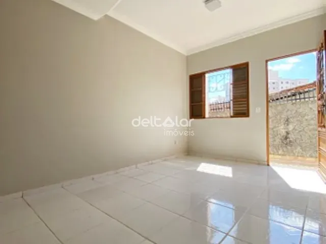 Casa 2 quartos e 1 banheiro, para alugar, no bairro Santa Amélia em Belo Horizonte
