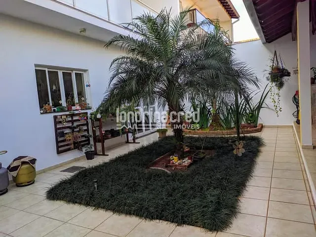 Casa com 250m² 4 quartos e 4 banheiros, à venda, no bairro Santa Mônica em Londrina
